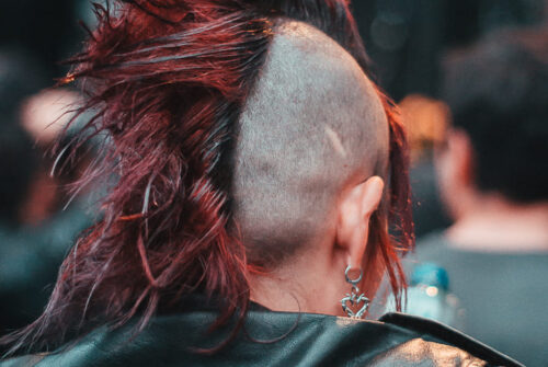 El ruido que nos une: : el eco del punk en Manizales