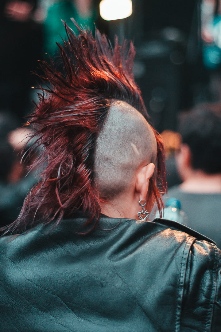 El ruido que nos une: : el eco del punk en Manizales